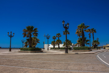 Obraz premium Promenada. Słoneczny dzień na plaży w Kadyksie. Andaluzja, Hiszpania. Zdjęcie wykonane - 6 maja 2018 r.