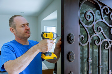 Installation of interior with a lock in the door leaf using an drill screwdriver,for holding screws