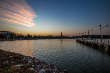 Obraz premium Evening light by the pool at Wat Kaen Nakorn (Phra Mahathat Kaen Nakorn) A public park in the heart of Khon Kaen, Thailand.
