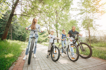 Obraz premium happy family on a bike trip in the Park.