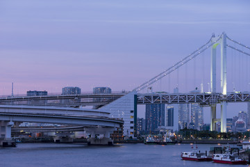 Fototapeta premium 東京都市景観 夕暮れ時のレインボーブリッジと首都高速のループ