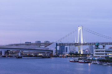 東京都市景観　夕暮れ時のレインボーブリッジと首都高速のループ