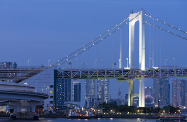 東京都市景観　夕暮れ時のレインボーブリッジと首都高速のループ