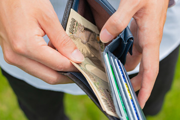 財布をひらく手