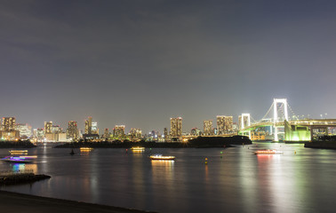 Fototapeta na wymiar 東京都市景観　お台場からの夜景。ライトアップしたレインボーブリッジと屋形船