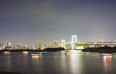 東京都市景観　お台場からの夜景　ライトアップしたレインボーブリッジと屋形船