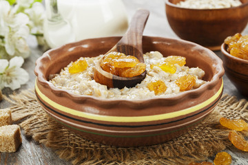 Oatmeal with raisin