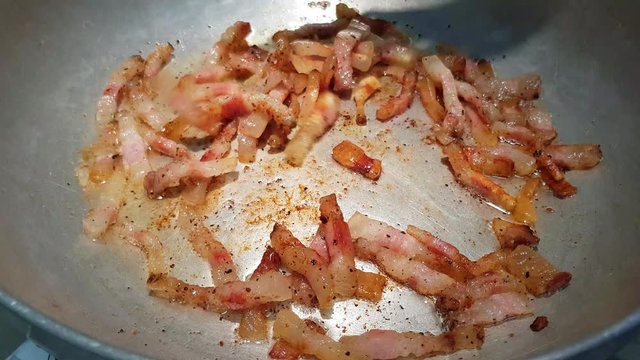 4k Bacon Frying for Italian Amatriciana Sauce