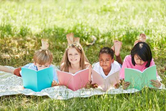 Kinder der Grundschule beim Lesen lernen
