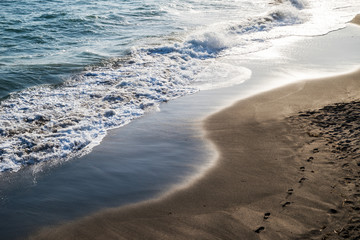七里ヶ浜の海岸に打ち寄せる波