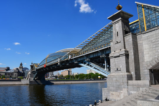 Moscow, Russia, the bridge of Bogdan Khmelnitsky (Kiev pedestrian bridge) across the Moscow river in the spring