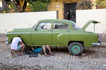 Schöner Oldtimer wird auf Kuba repariert