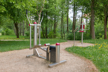 Fitness Geräte in einem öffentlichen Park. Fitness equipment