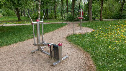 Fitness Geräte in einem öffentlichen Park. Fitness equipment