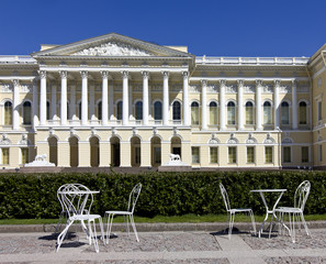 Obraz premium Coffee tables near Russian Museum in Saint-Petersburg