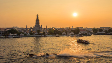 Naklejka premium beautiful sunset wat arun temple and river cruise on chao phraya river, landscape Bangkok Thailand