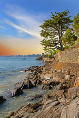 Fototapeta premium Locquirec. Vue sur la tour de la pointe au matin depuis le port. Finistère. Bretagne