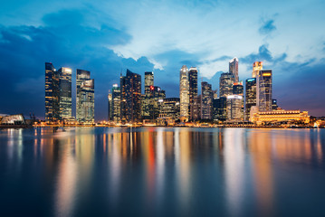 Fototapeta premium Panoramiczny widok na panoramę Singapuru o zmierzchu