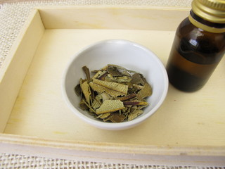 Neemblätter und Neemtinktur