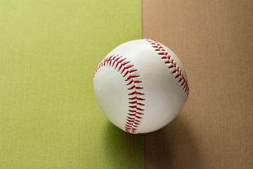 硬式野球のボールと緑と茶色の背景