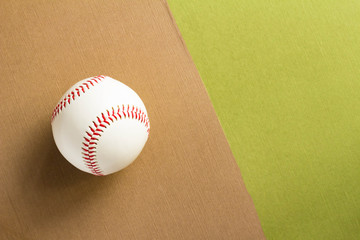 硬式野球のボールと緑と茶色の背景