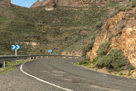 Scharfe Kurve bei Straße im Gebirge von Gran Canaria