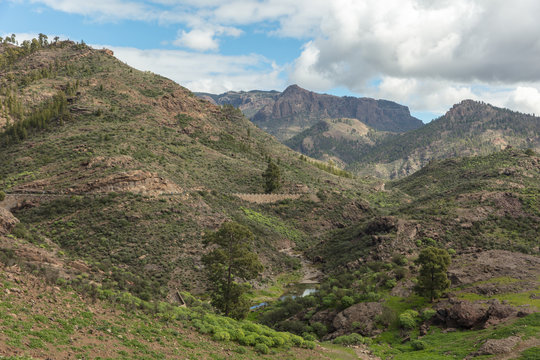 Landschaft mit Bach im Gebirge von Gran Canaria