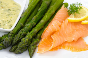 saumon fumé et asperges vertes