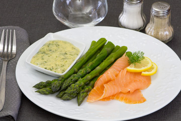 saumon fumé et asperges vertes