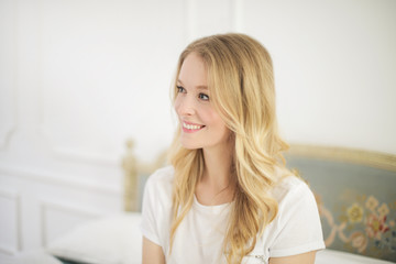 Obraz premium Blonde girl smiling