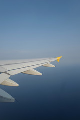 Obraz premium aile d'avion et ciel bleu (verticale)