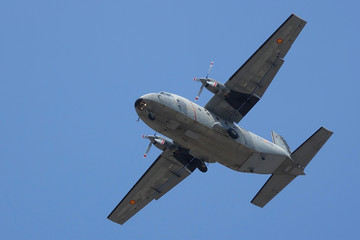 atterrissage avion de transport militaire