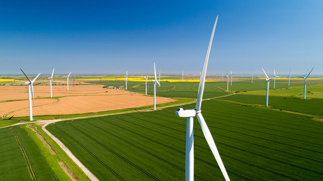Photo a&eacute;rienne d'un parc d'&eacute;oliennes pr&egrave;s de Rye, dans le Sussex