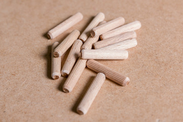 Holzdübel liegen auf einer Arbeitsfläche