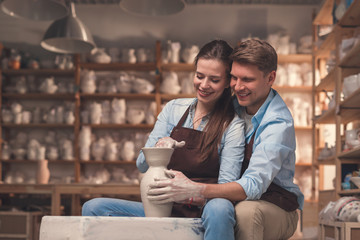 Young couple on a date in pottery - obrazy, fototapety, plakaty