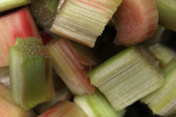 Rhabarber frisch geschält und geschnitten