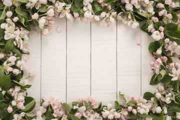 Fototapeta na wymiar Spring flowers frame on wooden background 