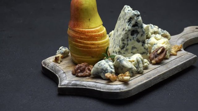 Video of roquefort or dorblu cheese and pears