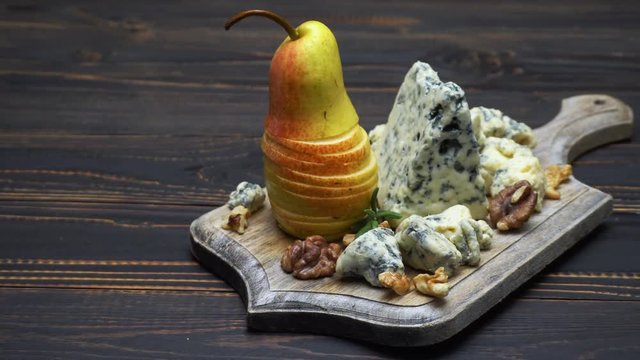 Video of roquefort or dorblu cheese and pears