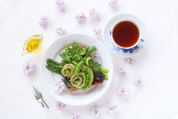 グリーンサラダのオープンサンドイッチ