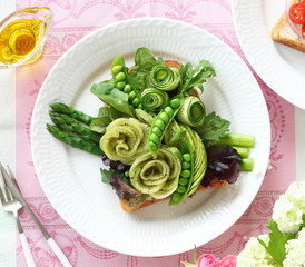 グリーンサラダのオープンサンドイッチ