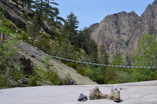 Cirque de Bonifato Corse, circuit de randonn&eacute;e du GR20, pont de singe au dessu du vide, chaussure de marche, Haute-Corse, France
