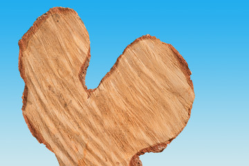 rustikale Holzscheibe in Herzform, blauer Himmel