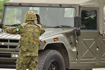 車を誘導する自衛官