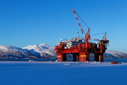 &Ouml;lplattform in norwegischer Winterlandschaft