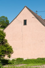Hauswand mit einem Riss