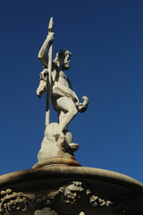 statue du dieu neptune sur la place carnot à carcassonne en france