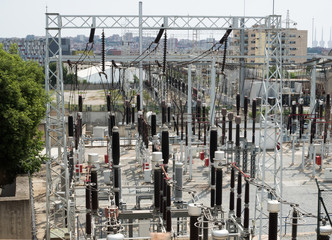 Central el&eacute;ctrica en la ciudad. 