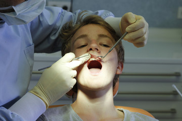 SOINS DENTAIRES SUR UN ADOLESCENT