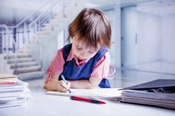 Naklejka premium Humorous portrait of child girl artist designer draws a pencil sketch of flowers (creativity, art, training concept)
